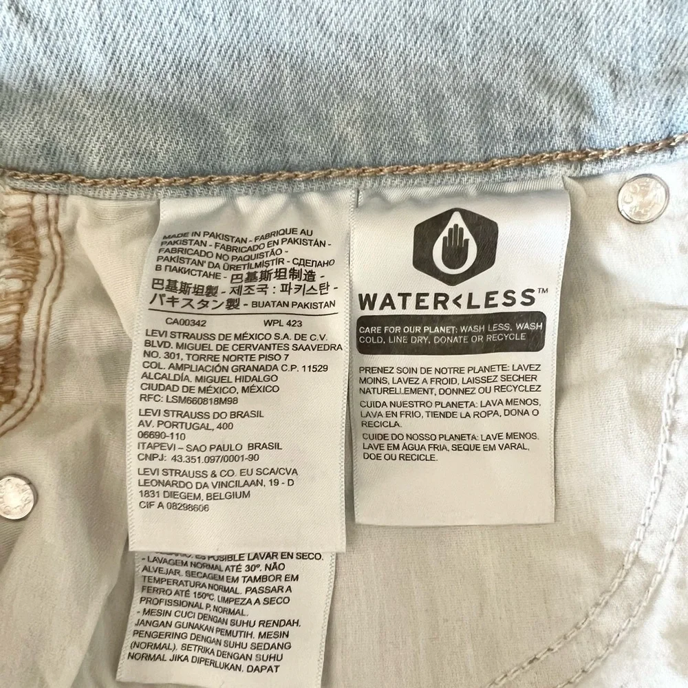 Levi’s High Waisted Mom Jeans Light Wash Tapered Leg 26986 Size 31